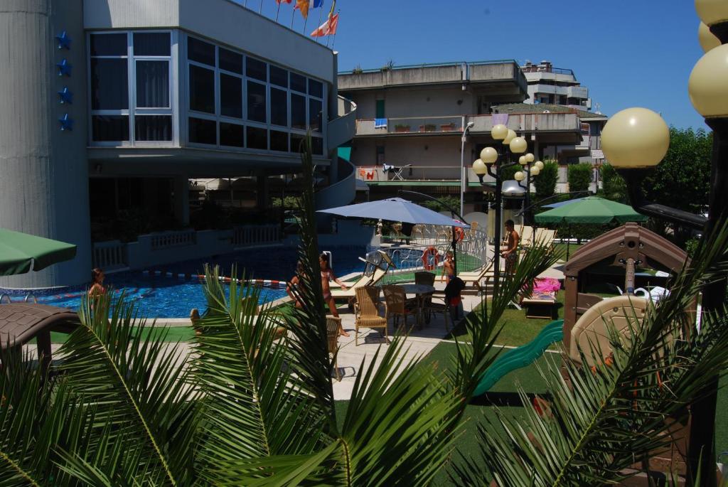 Hotel Meripol アルバ・アドリアティカ エクステリア 写真