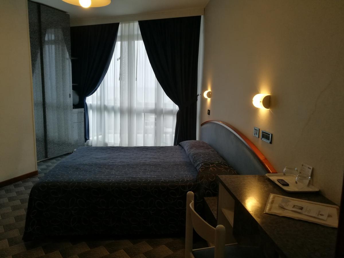Hotel Meripol アルバ・アドリアティカ エクステリア 写真